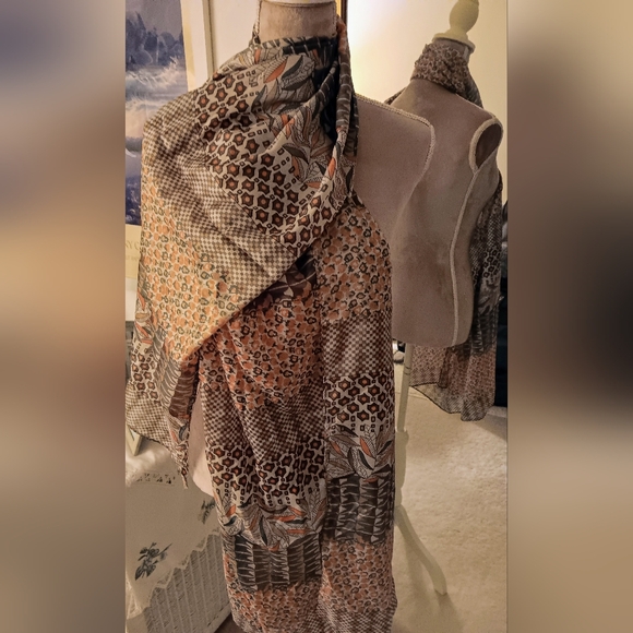 D&Y~Brown Tan Geometric Print Lightweight Neutral Wrap Scarf NWT - Picture 15 of 15